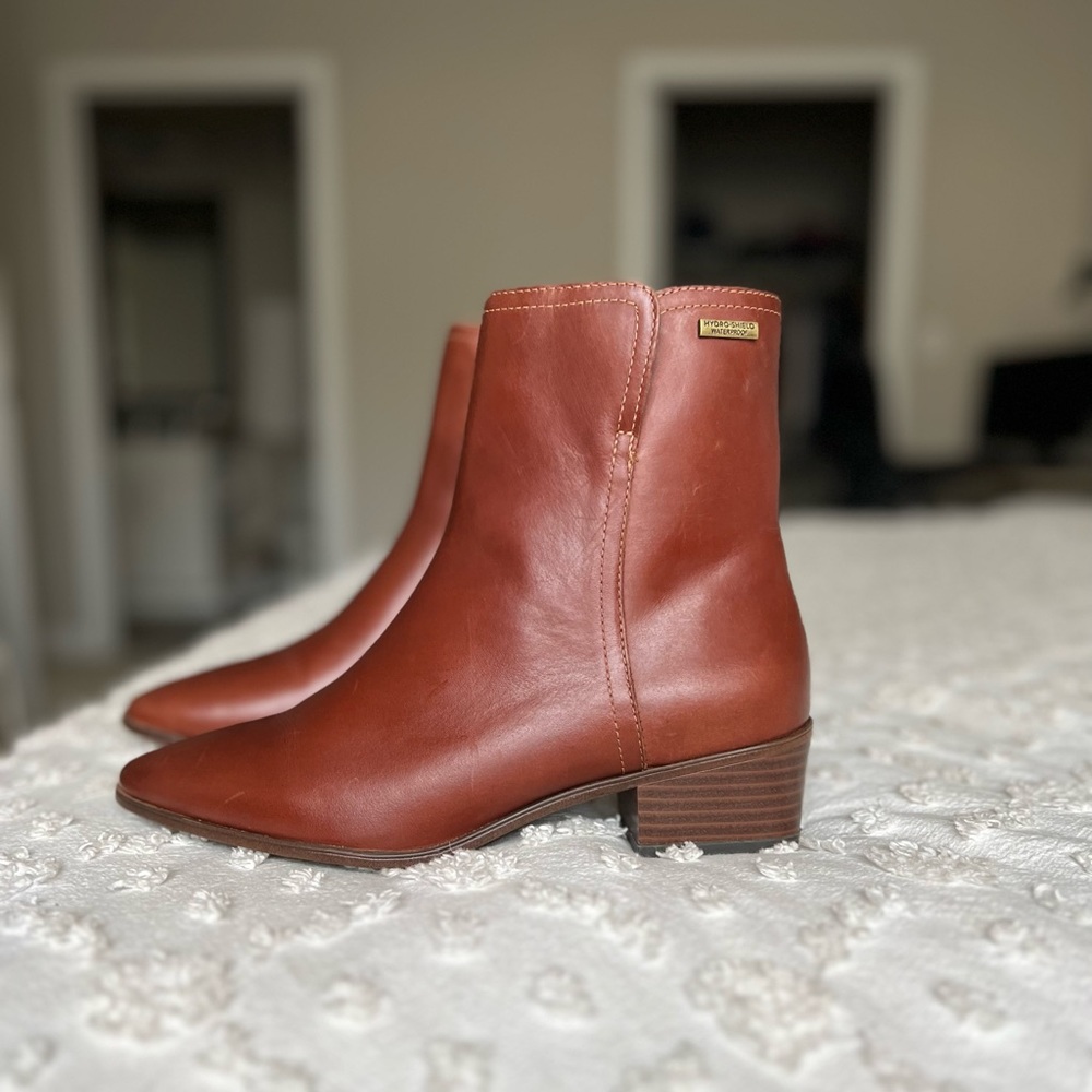Never worn Rockport brown boots in size US 8.